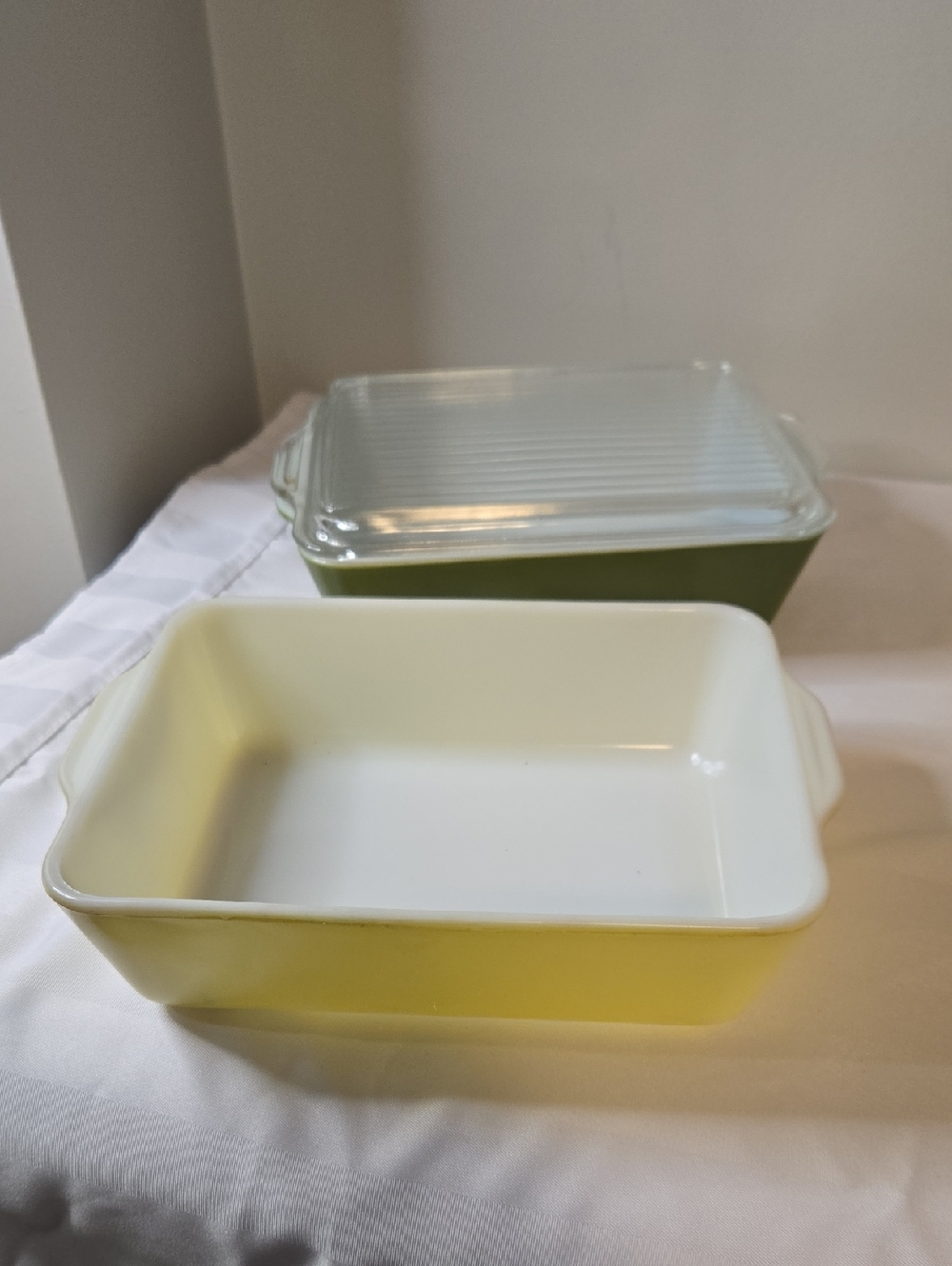 Pyrex Set Of 2 Yellow And Green Glass Baking Dish with 1 Lid - White Interior